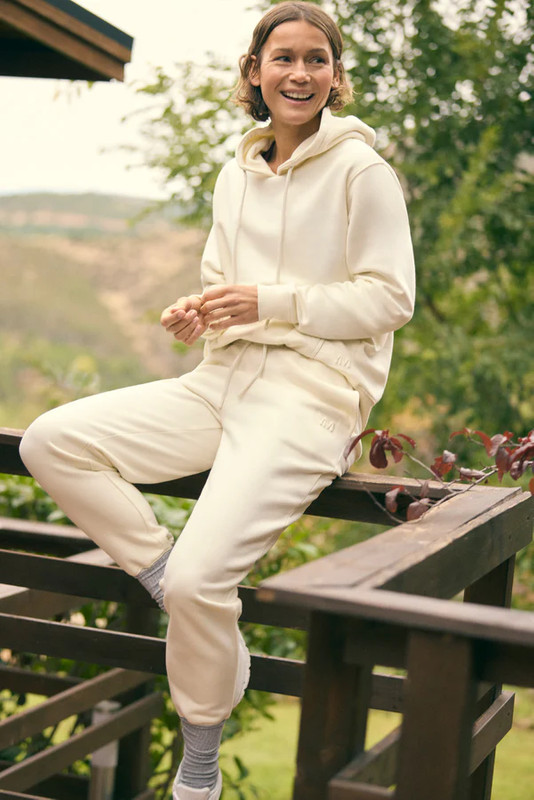 Pantalón jogger deportivo afelpado con cintura ajustable marfil