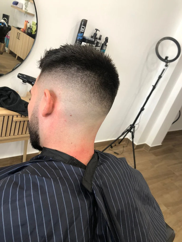 Salón de Belleza y Barbería 21-13 4